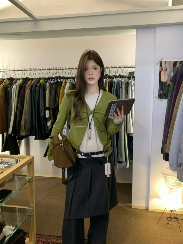 버튼 디자인 배색 긴팔 상의 플