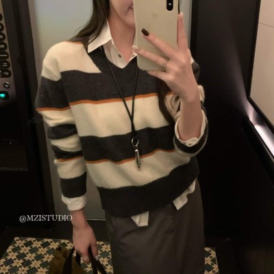 브이넥 스트라이프 니트