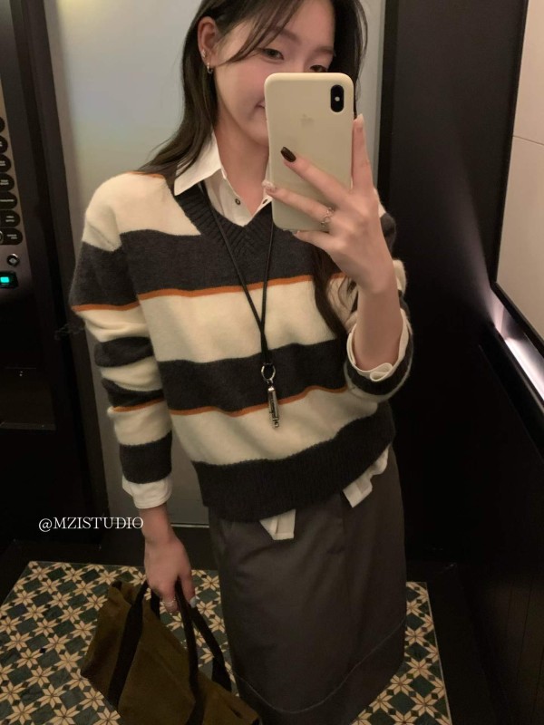 브이넥 스트라이프 니트